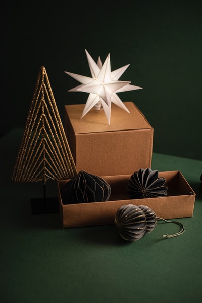 棕色和黑色的礼物盒子
